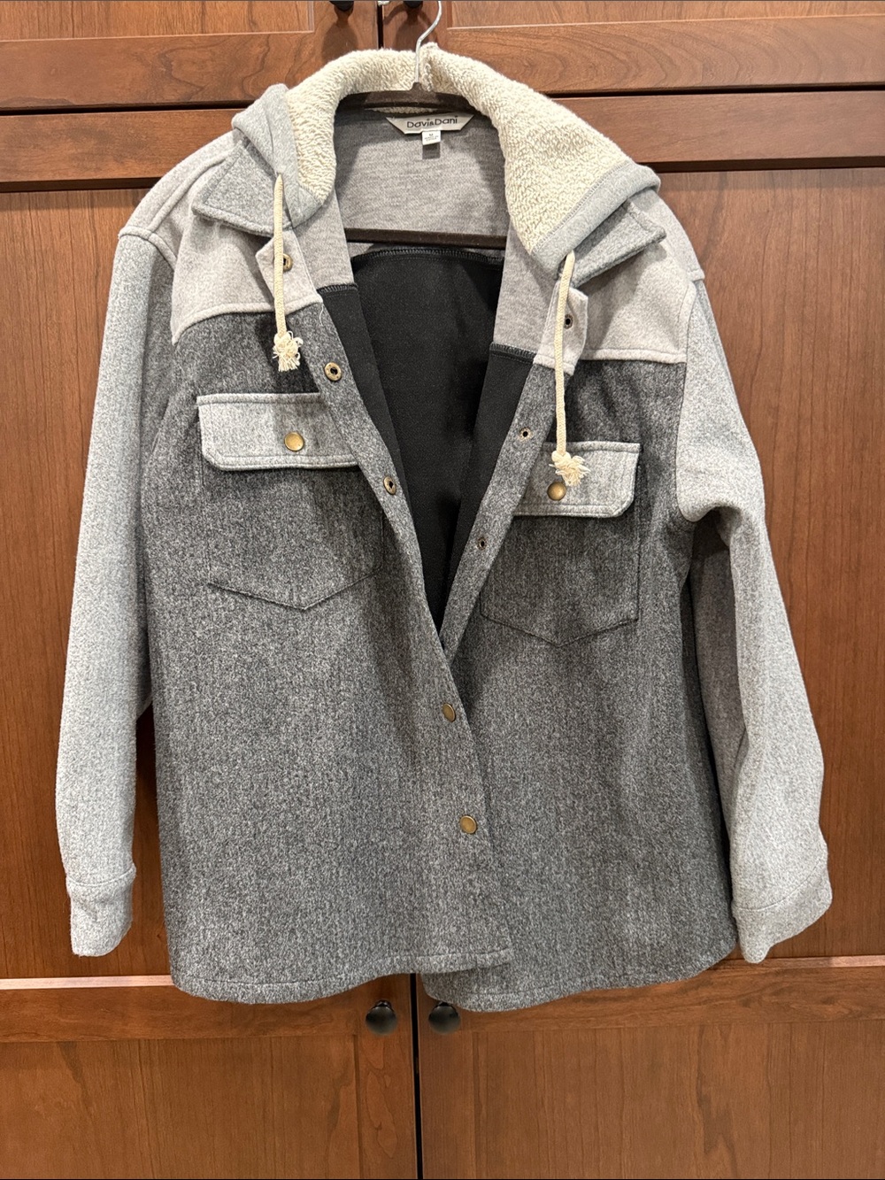 DAVI & DANI Two-Tone Gray Sherpa Hooded Jacket